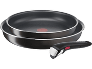 Deux poêles Tefal noires et une poignée amovible noire avec bouton rouge. Sur une surface blanche.