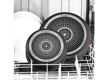 Charger l&#39;image dans la galerie, Deux poêles dans un lave-vaisselle. Fonds noirs avec design circulaire, assiettes blanches derrière.
