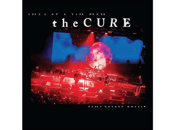 Affiche de concert de The Cure. Groupe sur scène avec lumières rouges, une grande lune, et nom du groupe.