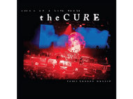 Affiche de concert de The Cure. Groupe sur scène avec lumières rouges, une grande lune, et nom du groupe.
