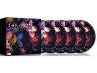 Un coffret de CD de The Cure, avec 5 disques et une couverture avec un visage.
