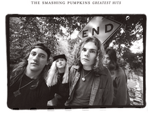 Charger l&#39;image dans la galerie, Photo en noir et blanc. Le groupe The Smashing Pumpkins, avec un panneau « END ».
