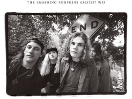 Photo en noir et blanc. Le groupe The Smashing Pumpkins, avec un panneau « END ».
