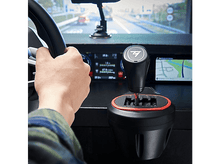 Charger l&#39;image dans la galerie, Personne tenant un levier de vitesse, écran de jeu en arrière-plan.
