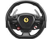 Volant noir Ferrari avec boutons, palettes et logo Ferrari. Fond noir.