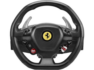 Volant noir Ferrari avec boutons, palettes et logo Ferrari. Fond noir.