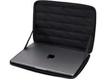 Charger l&#39;image dans la galerie, Un ordinateur portable à l&#39;intérieur d&#39;une housse de protection noire, ouvert, sur fond blanc.
