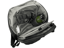 Charger l&#39;image dans la galerie, À l&#39;intérieur d&#39;un sac à dos, montrant des compartiments, une bouteille d&#39;eau et d&#39;autres articles.
