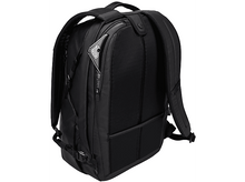 Charger l&#39;image dans la galerie, Sac à dos noir avec un téléphone dans une poche latérale. Fond noir.
