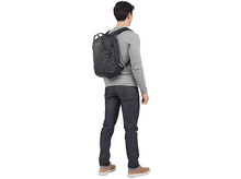 Charger l&#39;image dans la galerie, Un homme avec un sac à dos, vu de dos, debout sur fond blanc.
