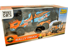 Charger l&#39;image dans la galerie, Camion de rallye orange et bleu dans une boîte avec texte et devant transparent.
