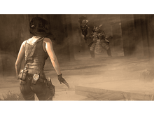 Charger l&#39;image dans la galerie, Lara Croft face à un ennemi samouraï dans un cadre ancien et brumeux, vue arrière.
