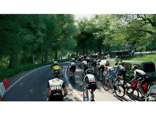 Charger l&#39;image dans la galerie, Cyclistes dans une course sur une route. Des spectateurs et une camionnette sont visibles.
