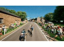 Charger l&#39;image dans la galerie, Cyclistes courant sur une route avec des spectateurs qui applaudissent. Ciel bleu clair.
