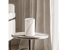 Charger l&#39;image dans la galerie, Appareil Deco cylindrique blanc sur une table en marbre, rideaux beiges en arrière-plan.
