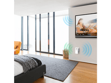 Charger l&#39;image dans la galerie, Chambre avec une télévision diffusant une vidéo. Un répéteur Wi-Fi est au mur, émettant des ondes bleues et vertes.
