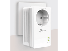 Charger l&#39;image dans la galerie, Adaptateur CPL TP-Link AV1000 blanc branché sur une prise murale.

