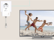 Charger l&#39;image dans la galerie, Appareil TP-Link branché sur une prise murale et téléviseur affichant une scène de plage.
