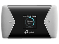 Routeur mobile tp-link noir et argent. L'écran affiche l'utilisation des données. Boutons d'alimentation et menu sur le côté.