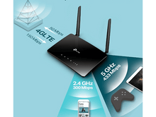 Charger l&#39;image dans la galerie, Un routeur TP-Link noir avec deux antennes, affichant les vitesses Wi-Fi et les icônes.
