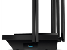 Charger l&#39;image dans la galerie, Routeur sans fil noir, vue latérale, avec antennes, port USB sur le côté inférieur.
