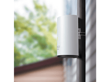 Charger l&#39;image dans la galerie, Un prolongateur wifi cylindrique blanc extérieur monté sur un poteau.
