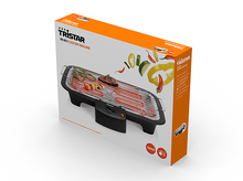 Charger l&#39;image dans la galerie, Une boîte de barbecue de table électrique Tristar avec une image d&#39;un barbecue et de légumes.
