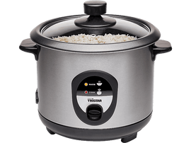 Un cuiseur à riz en acier inoxydable avec un couvercle en verre. Le logo Tristar est visible.