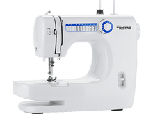 Charger l&#39;image dans la galerie, Machine à coudre blanche avec des détails bleus. Commandes et motifs de points visibles.
