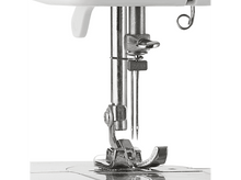 Charger l&#39;image dans la galerie, Gros plan sur une aiguille et un pied de machine à coudre, avec des aiguilles et une plaque en métal argenté.
