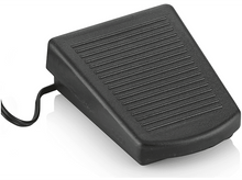 Charger l&#39;image dans la galerie, Pédale de machine à coudre noire avec une surface rainurée et un câble noir.
