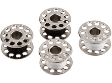 Charger l&#39;image dans la galerie, Quatre canettes de machine à coudre, deux avec du fil noir, deux avec du blanc, sur une surface blanche.
