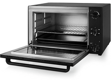 Charger l&#39;image dans la galerie, Four noir avec la porte ouverte, montrant les grilles et un plat à l&#39;intérieur.

