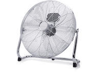 Un ventilateur sur pied chromé avec une cage en fil de fer et des pales noires repose sur une surface sombre. Le ventilateur est incliné vers l'arrière.