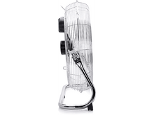 Charger l&#39;image dans la galerie, Un ventilateur chromé sur fond blanc. Il possède une cage, des pales et un support. Des composants noirs sont visibles.
