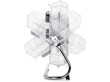 Charger l&#39;image dans la galerie, Un ventilateur oscillant argenté sur fond blanc. Le ventilateur a une base incurvée, une poignée et une cage.
