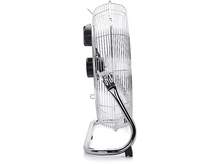 Charger l&#39;image dans la galerie, Un ventilateur chromé est posé sur une surface blanche. Il a une cage, des pièces de moteur noires et une base incurvée.
