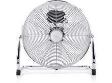 Charger l&#39;image dans la galerie, Un ventilateur chromé avec une grille de protection. Il repose sur un pied chromé et a des pales noires. Le fond est blanc.
