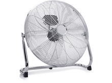 Charger l&#39;image dans la galerie, Un ventilateur de sol chromé avec une cage de protection. Le ventilateur a des pales noires et une base argentée.

