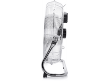 Charger l&#39;image dans la galerie, Un ventilateur chromé sur fond blanc. Il a une cage, un boîtier de moteur noir et une base chromée incurvée.
