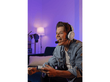 Charger l&#39;image dans la galerie, Homme portant un casque et une veste en jean, souriant en jouant à un jeu vidéo.
