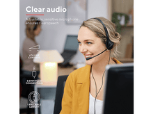 Charger l&#39;image dans la galerie, Une personne portant un casque sourit. L&#39;image fait la promotion d&#39;un son clair et du contrôle.
