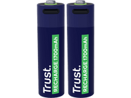 Deux piles rechargeables bleu foncé avec texte vert et blanc sur fond noir.
