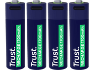 Quatre piles rechargeables Trust bleues de 1700 mAh. Chaque pile porte la marque et la capacité.