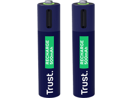 Deux piles rechargeables bleues et vertes avec du texte. Fond noir.