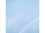 Ciel bleu avec un arc-en-ciel.