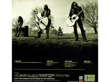 Charger l&#39;image dans la galerie, Couverture d&#39;album avec un groupe en train de jouer. Comprend du texte et des membres du groupe jouant des instruments.
