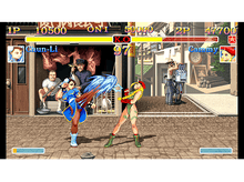 Charger l&#39;image dans la galerie, Jeu Street Fighter II. Chun-Li affronte Cammy. Foule en arrière-plan.
