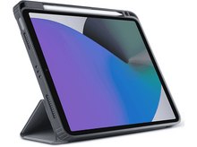 Charger l&#39;image dans la galerie, Un iPad dans un étui gris avec un stylet, incliné sur un support.
