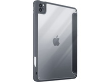 Charger l&#39;image dans la galerie, Un iPad à l&#39;intérieur d&#39;un étui de protection transparent et gris, avec un crayon sur le côté.
